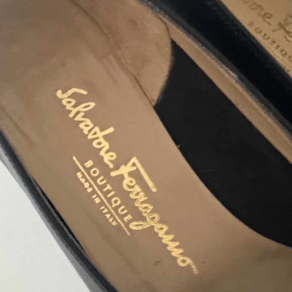 Salvatore Ferragamo Boutique Women's Navy & White Leather Loafers 7.5 - Picture 2 of 11